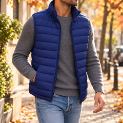 Gilet uomo blu senza maniche con zip aperta e collo alto, abbinato a pantaloni chiari