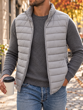 Gilet uomo grigio chiaro trapuntato con zip e collo alto su maglione grigio
