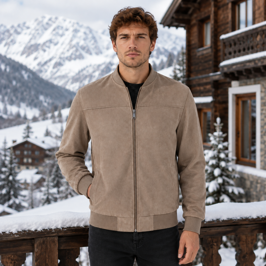 Bomber beige uomo visto di fronte con zip centrale e tasche laterali