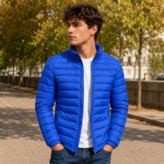 Giubbotto trapuntato blu royal aperto, indossato su t-shirt bianca e pantaloni scuri