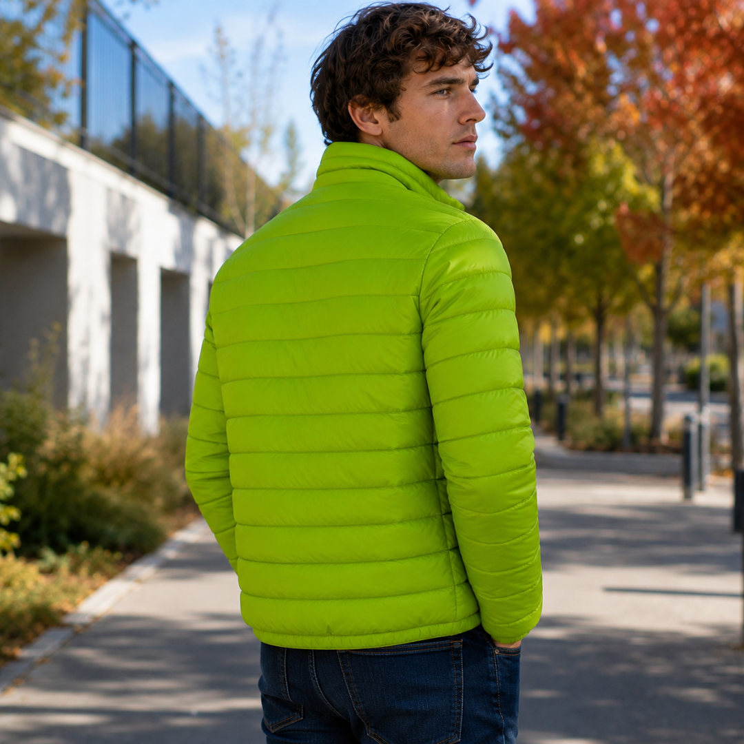 Retro del giubbotto uomo verde con cuciture orizzontali della trapuntatura