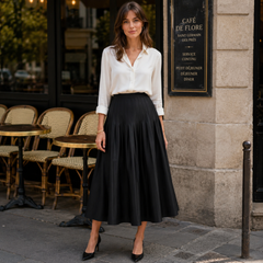 Gonna midi nera plissettata a vita alta con camicia bianca, vista frontale