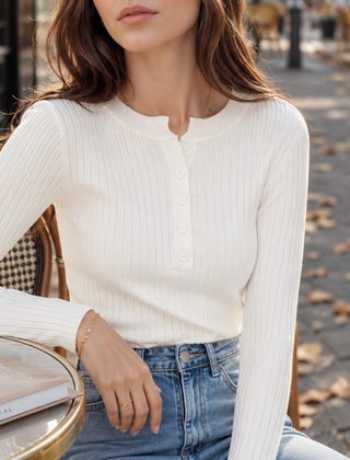 Maglia donna bianca a costine con apertura abbottonata e scollo tondo