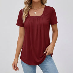 Maglia donna bordeaux con pieghe sul davanti e scollo quadrato, abbinata a pantaloni chiari