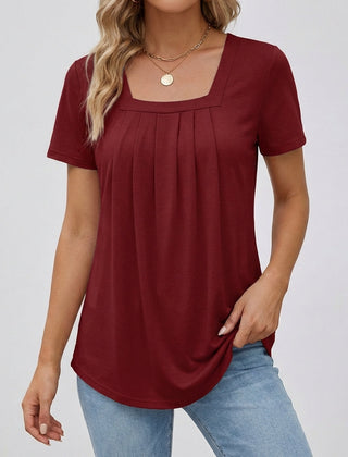 Maglia donna bordeaux con pieghe sul davanti e scollo quadrato, abbinata a pantaloni chiari