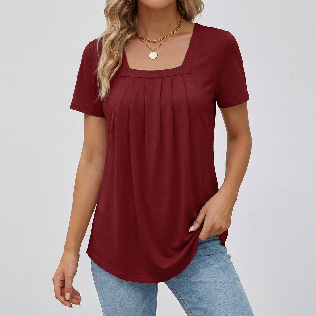 Maglia donna bordeaux con pieghe sul davanti e scollo quadrato, abbinata a pantaloni chiari