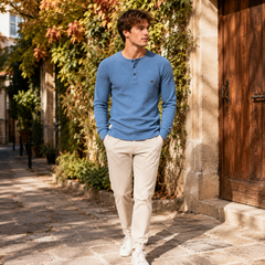 Maglia uomo azzurra con tre bottoni, maniche raglan ed etichetta sul fianco