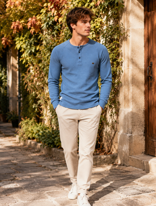 Maglia uomo azzurra con tre bottoni, maniche raglan ed etichetta sul fianco