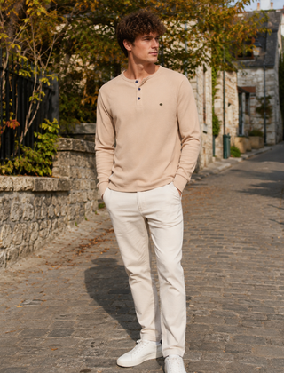 Maglia uomo serafino beige con trama in rilievo e polsini a coste