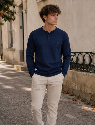 Maglia uomo serafino blu scuro con girocollo, bottoni e fondo a coste