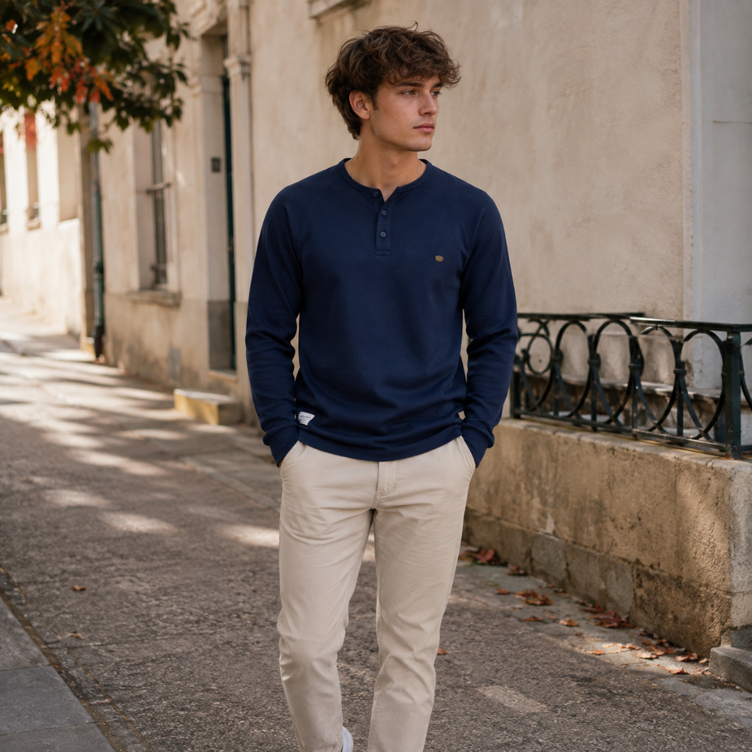 Maglia uomo serafino blu scuro con girocollo, bottoni e fondo a coste