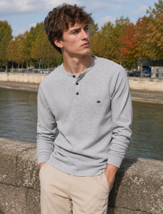 Maglia uomo grigia con girocollo abbottonato e mini logo applicato sul petto