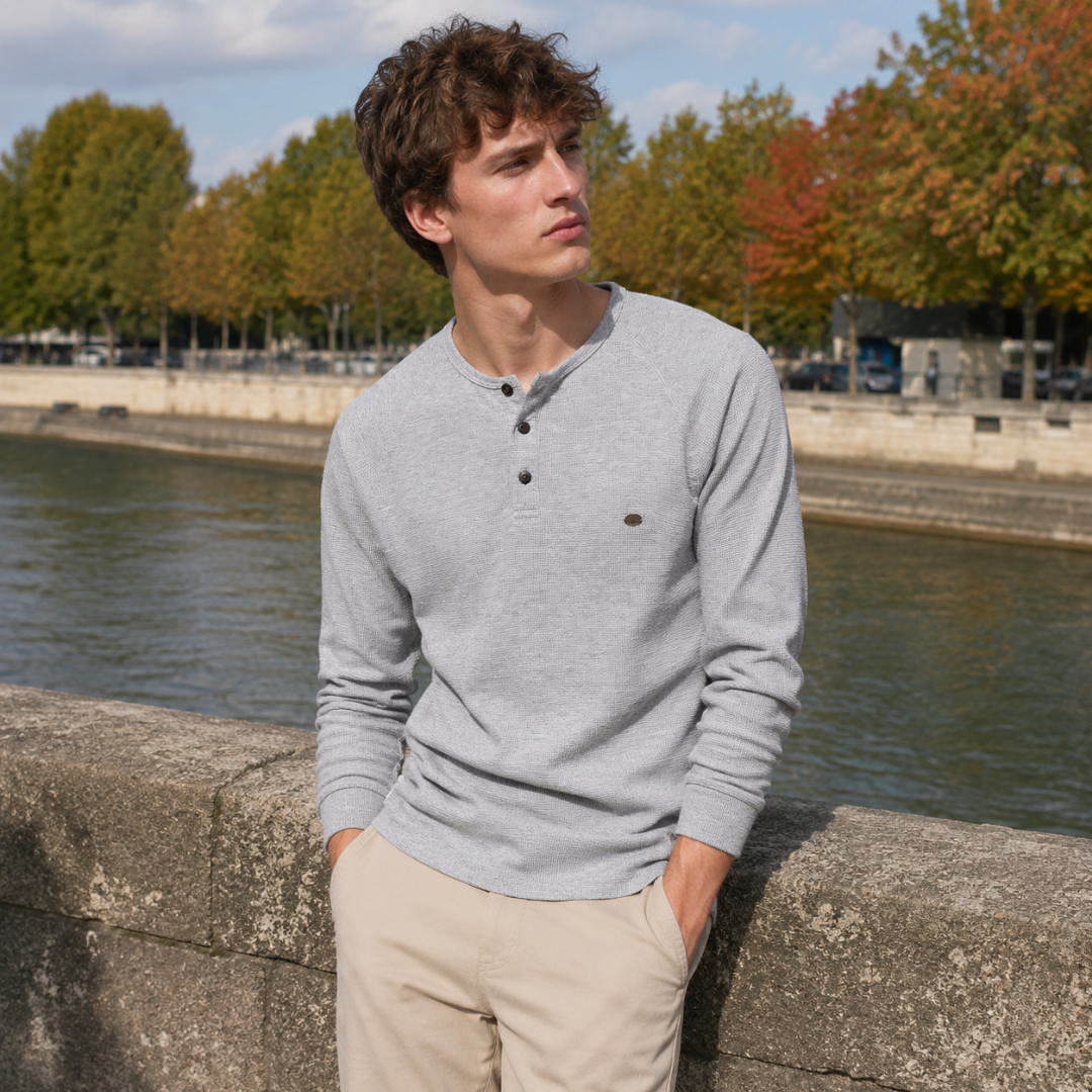 Maglia uomo grigia con girocollo abbottonato e mini logo applicato sul petto