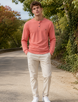 Maglia uomo serafino rosa a maniche lunghe abbinata a pantaloni chiari e sneakers