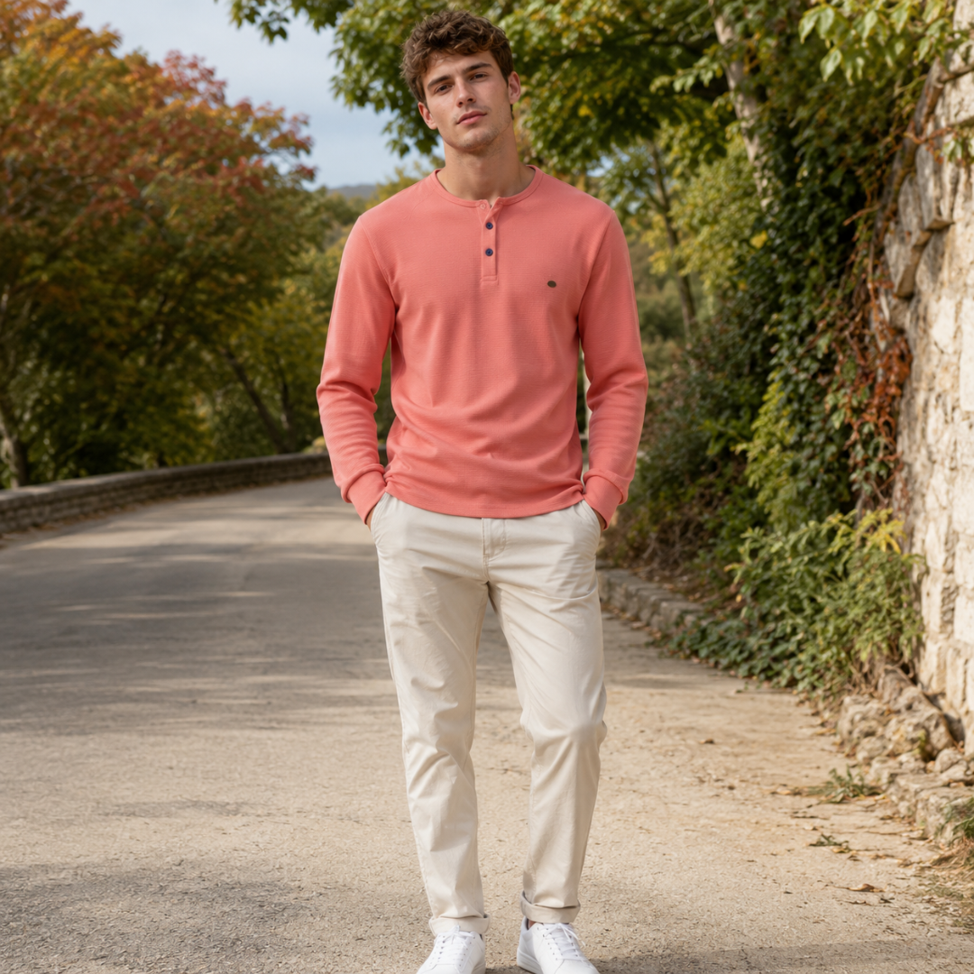 Maglia uomo serafino rosa a maniche lunghe abbinata a pantaloni chiari e sneakers