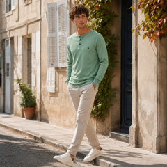 Maglia uomo serafino verde con girocollo e tre bottoni, indossata con pantaloni chiari