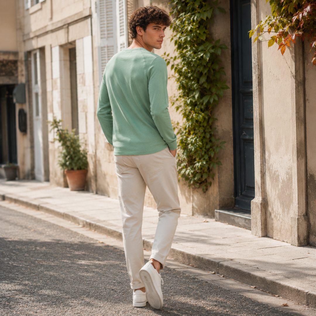 Retro della maglia uomo verde con taglio raglan sulle maniche lunghe