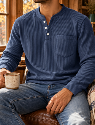 Maglia uomo blu scuro a coste con bottoni chiari e maniche lunghe