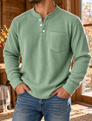 Maglia uomo verde a coste verticali con collo serafino e maniche lunghe