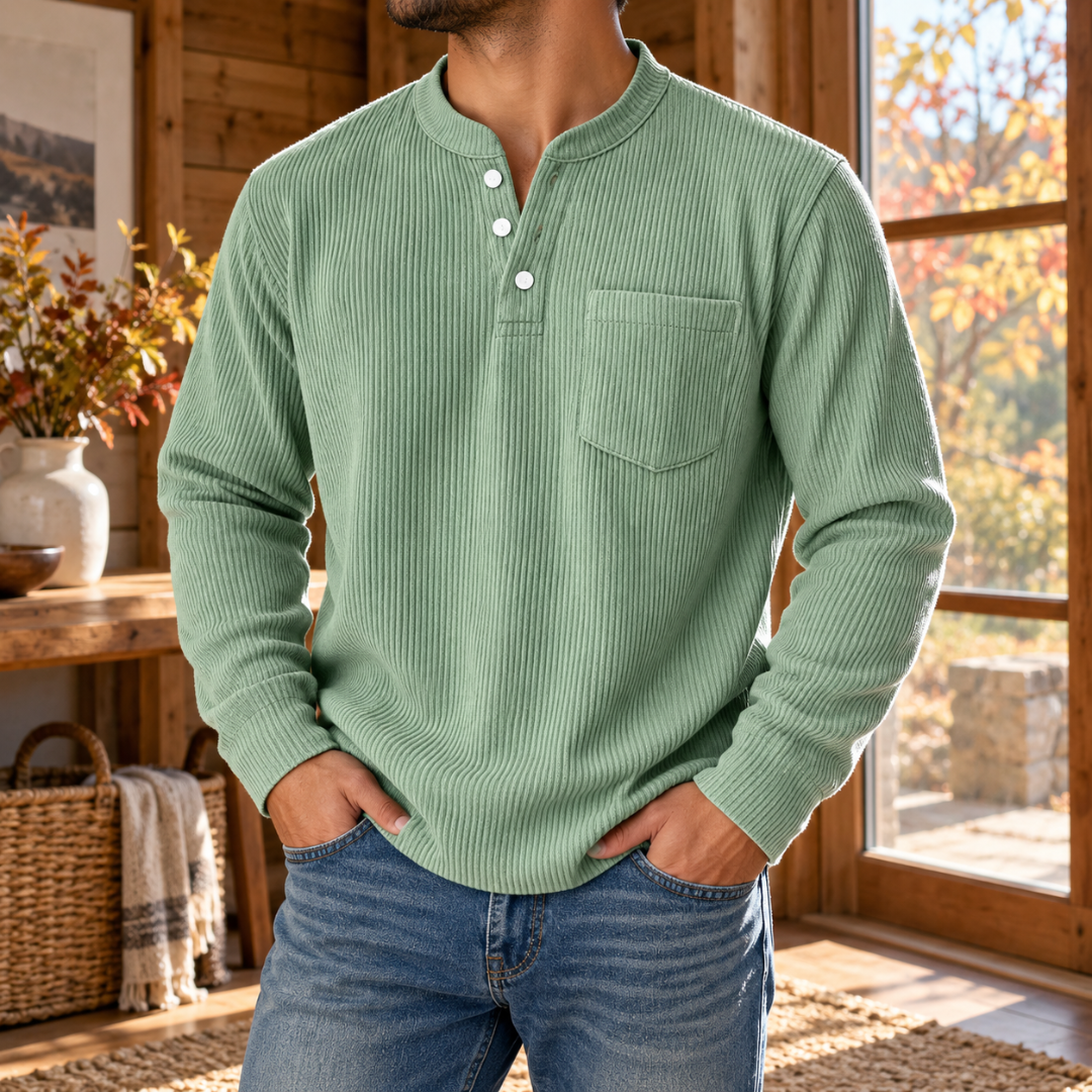 Maglia uomo verde a coste verticali con collo serafino e maniche lunghe