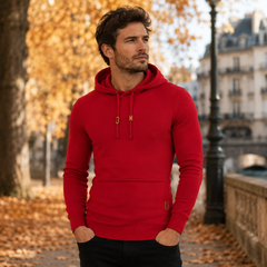 Maglione uomo rosso con cappuccio, coulisse e tasca frontale, indossato con pantaloni neri