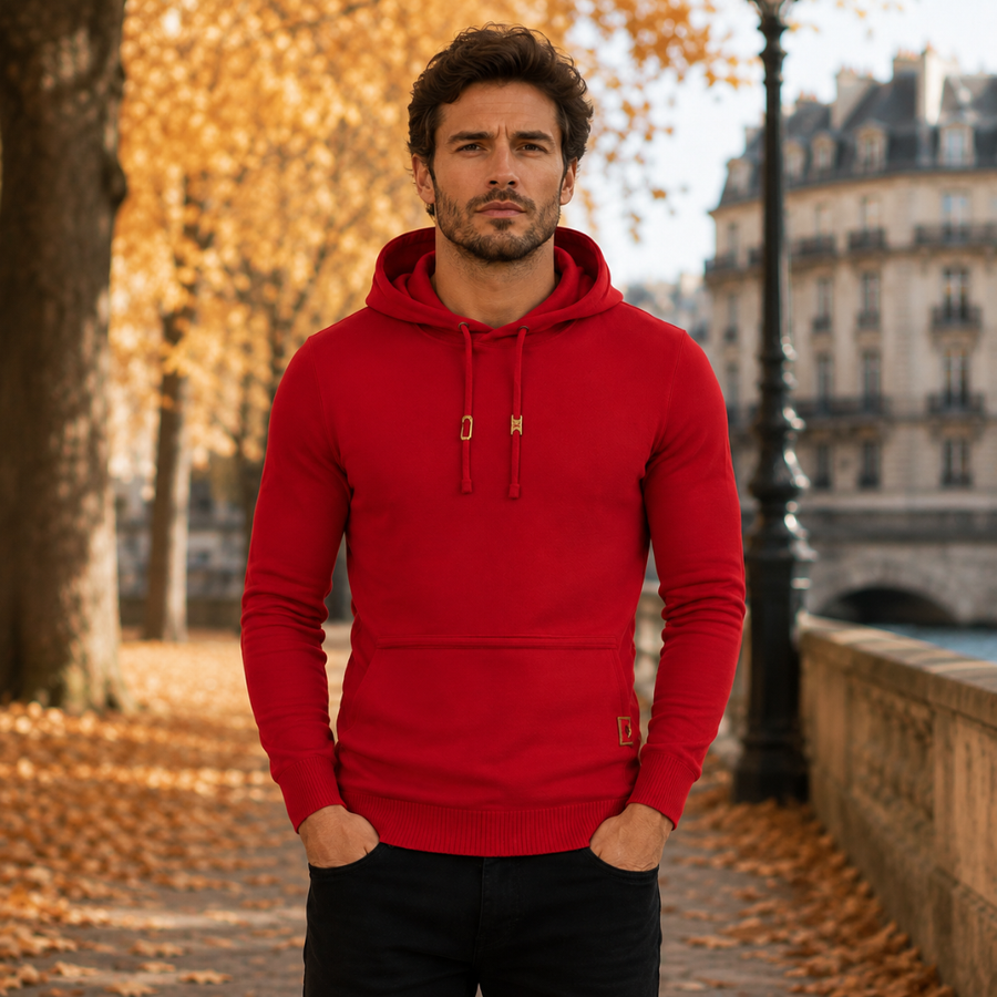 Vista frontale del maglione rosso con cappuccio, coulisse a vista e fondo a coste