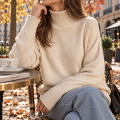 Maglione donna beige a collo alto con rombi in rilievo e polsini a coste