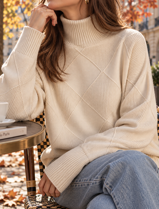 Maglione donna beige a collo alto con rombi in rilievo e polsini a coste