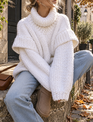 Maglione dolcevita bianco in maglia grossa con collo alto ampio e polsini a coste