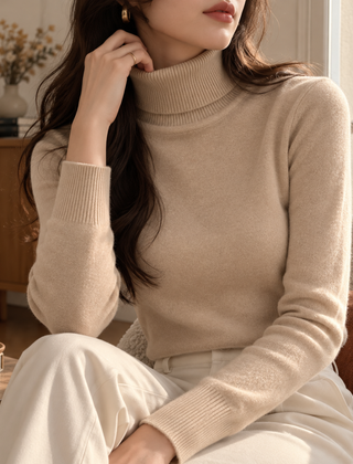 Maglione beige a collo alto con polsini a coste e maniche lunghe