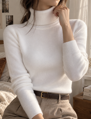 Maglione dolcevita bianco con collo risvoltato e cintura marrone in vista