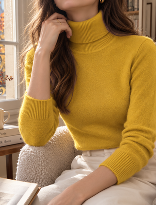 Dolcevita giallo senape da donna con bordi a coste e maglia fine