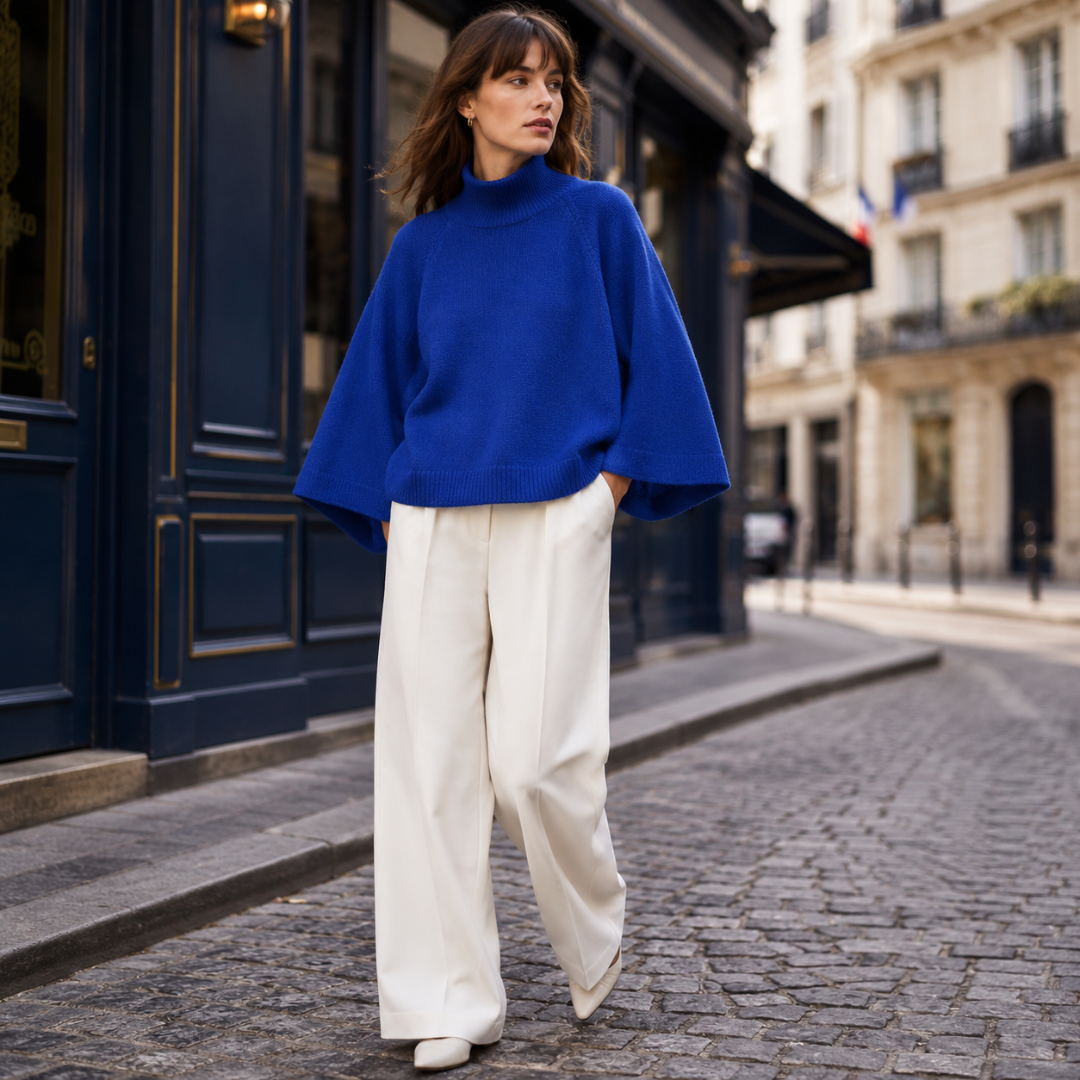 Maglione donna blu con collo alto dolcevita e maniche ampie, vista frontale in strada
