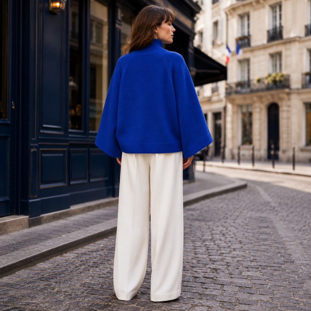Vista posteriore del maglione blu donna con collo alto e spalle raglan