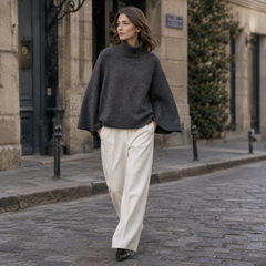 Maglione donna grigio scuro con collo alto dolcevita e maniche ampie, vista frontale