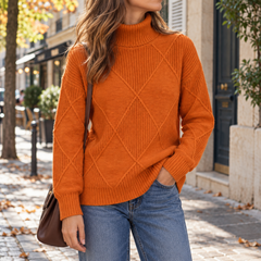 Maglione arancione dolcevita con lavorazione a rombi e orlo arrotondato