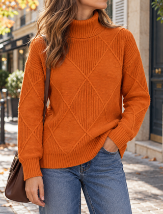Maglione arancione dolcevita con lavorazione a rombi e orlo arrotondato