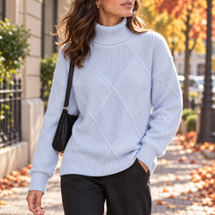 Maglione celeste dolcevita con rombi in rilievo e maniche lunghe