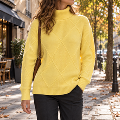Maglione giallo con collo alto a coste e motivo a rombi in rilievo