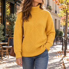 Maglione giallo senape dolcevita con rombi in rilievo e collo alto a coste