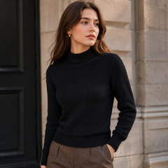 Maglione dolcevita nero a coste con bordo inferiore a coste e maniche lunghe