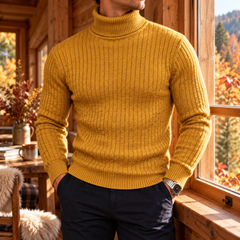 Maglione uomo giallo senape a collo alto con lavorazione a trecce verticali