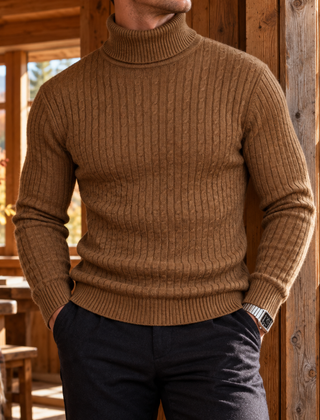 Maglione uomo marrone a collo alto con maglia a trecce e bordi a coste