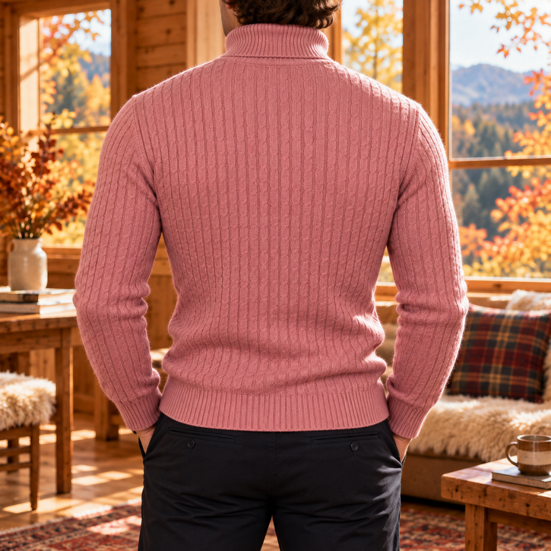 Vista posteriore del maglione dolcevita rosa con trecce e fascia inferiore a coste