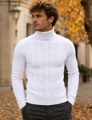 Maglione dolcevita uomo bianco con trecce verticali e collo alto a coste