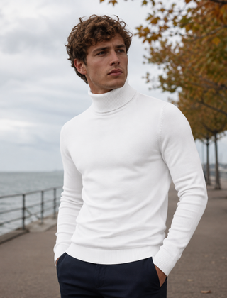 Maglione dolcevita bianco da uomo con collo alto, indossato con pantaloni scuri
