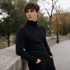 Maglione dolcevita nero da uomo con collo alto a coste in un parco