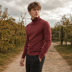 Maglione dolcevita rosso da uomo con collo alto risvoltato in primo piano