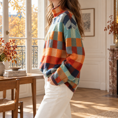 Maglione multicolore di lato, collo alto risvoltato e maniche lunghe ampie