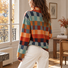 Retro del maglione a quadri multicolore con spalle scese e collo alto